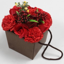 Bouquet di fiori di sapone: rose rosse e garofano