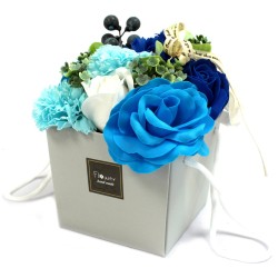 Bouquet di fiori di sapone: rose blu e garofano