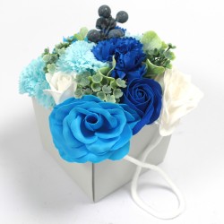 Bouquet di fiori di sapone: rose blu e garofano