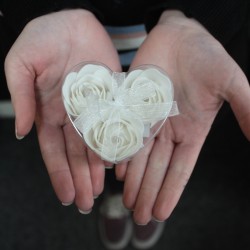 Conjunto de 3 flores de sabonete caixa coração - rosas brancas