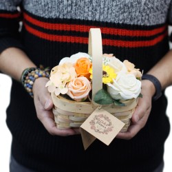 Boeket in rieten mand - med seringen - Zeep - Zeepbloemen