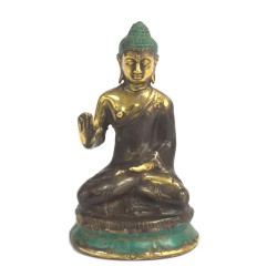 Buddha sitzt mit erhobener Hand