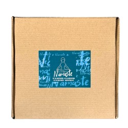 KIT NAMASTE - KIT DE MEDITACIÓN (FIGURA DE IOGA, INCENSO DE PALO SANTO E 7 PEDRAS NATURAIS)