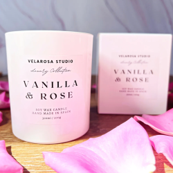 Eskuz egindako soja-kandela aromatikoa "Vanilla & Rosa" lata batean - Velarosa Estudio - 300ml