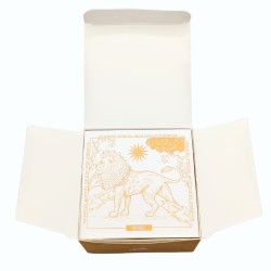 Candela magica Hop Hare con fiori e gemme - Il leone - Candela fatta a mano in cera di soia - 8,8x5 cm