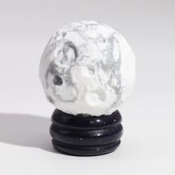 Planeta Luna de Howlite Blanco sobre piedra dorada solar 40mm - Amor, Belleza, Arte y Abundancia