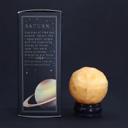 Gelbe Jade Saturn Planet auf goldenem Sonnenstein 40mm - Geduld, Fokus und Disziplin