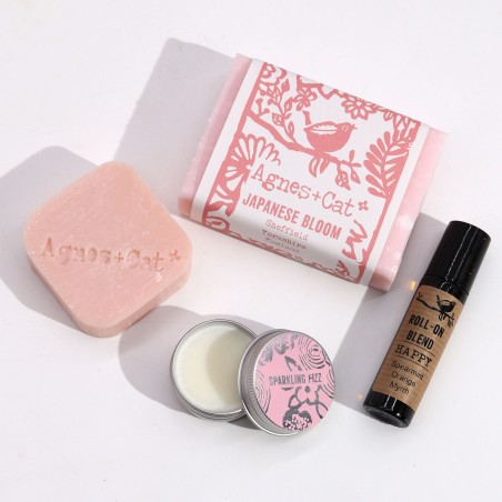 アグネス&キャット Flourish and Happiness Wellbeing ギフトセット - 手作り石鹸、固形シャンプー、リップクリーム、ロールオンオイル