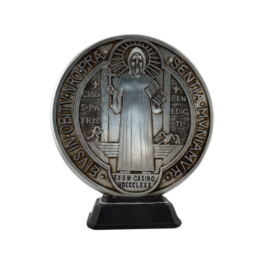 Figurine en résine d'une médaille de saint Benoît, 23 cm