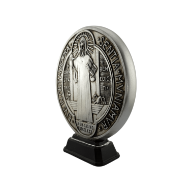 Figurine en résine d'une médaille de saint Benoît, 23 cm