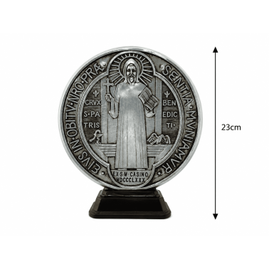 Figurine en résine d'une médaille de saint Benoît, 23 cm