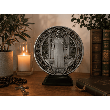 Harsbeeldje van een Sint-Benedictusmedaille, 23 cm