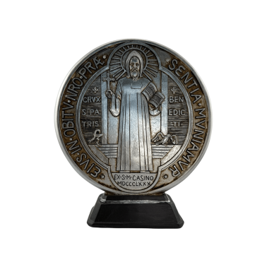 Harsbeeldje van een Sint-Benedictusmedaille, 18 cm