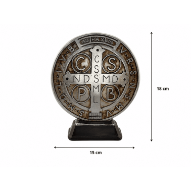 Estatueta em resina representando uma medalha de São Bento, 18 cm