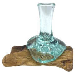 Kleine Vase aus geschmolzenem Glas auf Holz