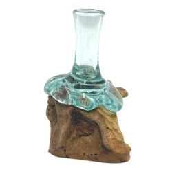 Kleine Vase aus geschmolzenem Glas auf Holz