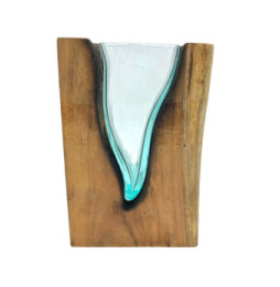 Jarrón de arte en forma de V de vidrio fundido sobre madera