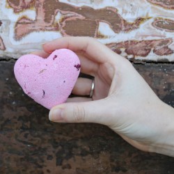 Love Heart Shaped Bath Bomb 70g - Ylang & Pink